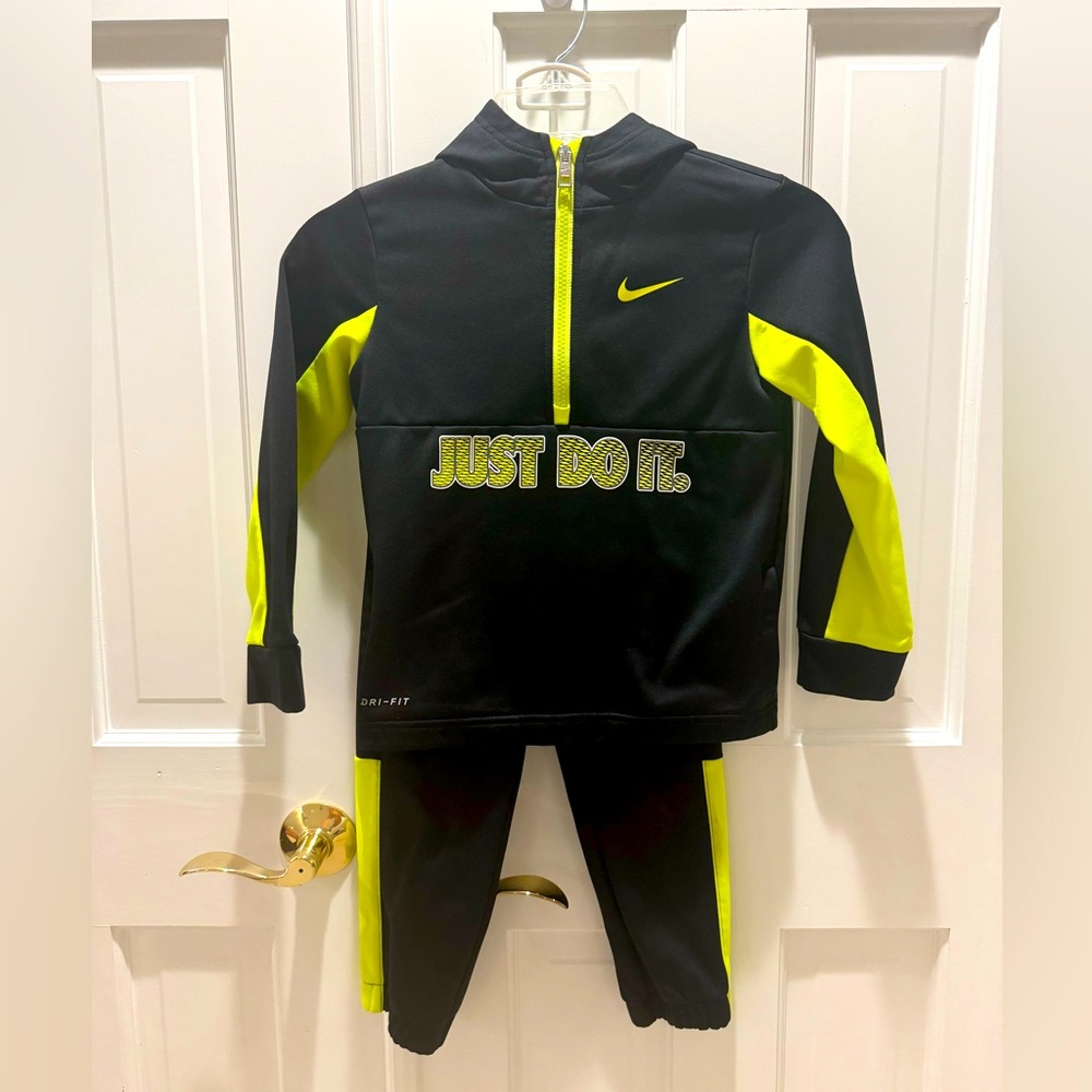 Boys Nike 2 piece set with 1/2 zip hoodie and matching sweatpants size 6